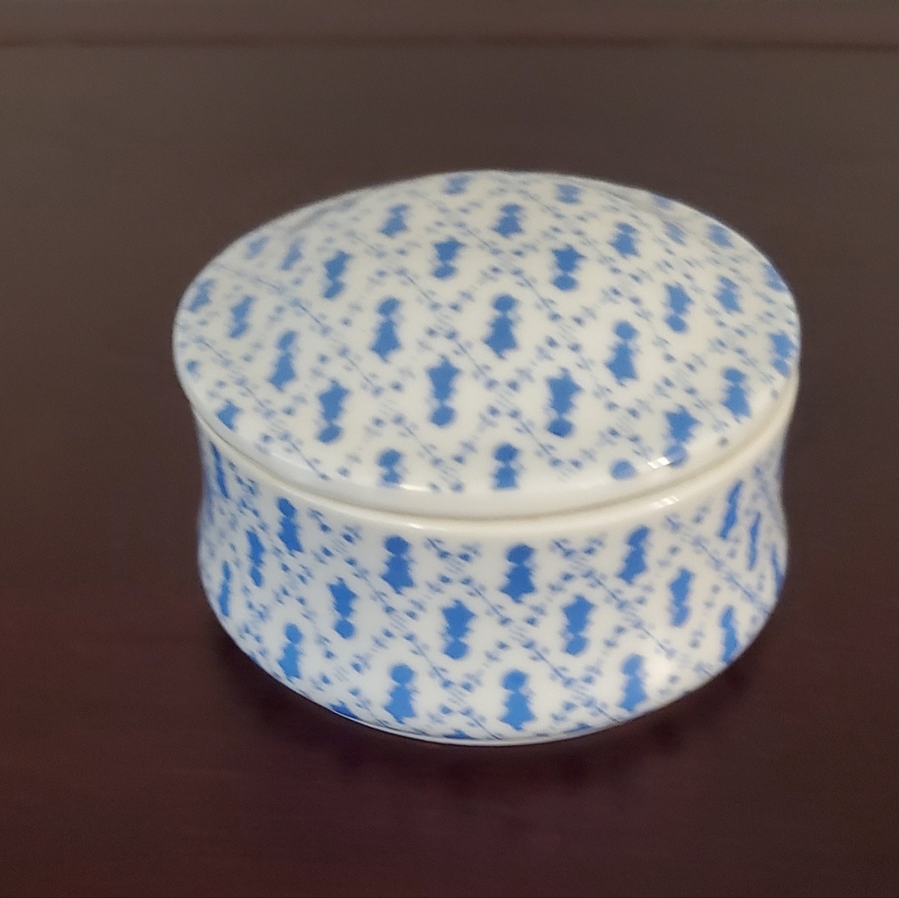 Vintage 1980 Japan Holly Hobbie Petite Pattern 4" Round Porcelain Trinket Box